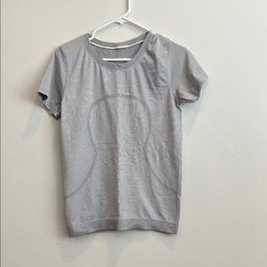 lululemon athletica Short Sleeve Tee in white and black. Size M/8.